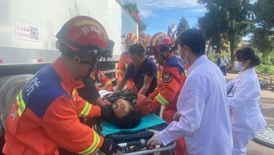 三轮车侧翻引发二次事故 驾驶员遭到货车碾压 泸西消防紧急救援