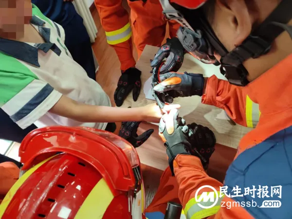 萌娃被刀孔“咬手”,弥勒消防员温柔助其“脱困”