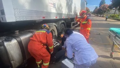 三轮车侧翻引发二次事故 驾驶员遭到货车碾压 泸西消防紧急救援
