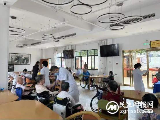 推进医养深度结合，湘潭爱尔仁和走进养老院开展义诊活动