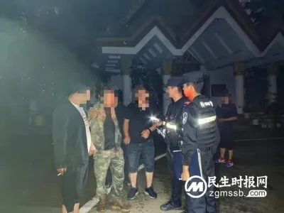 男子醉酒摔倒受伤 民警到场暖心救助