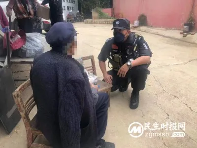 七旬老人外出迷路 民警暖心助其回家