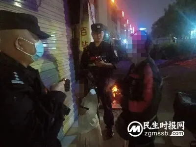小女孩闹情绪雨天走失 民警耐心帮助找家人