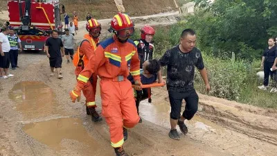 大货车侧翻河道 驾驶员被困 消防紧急救援