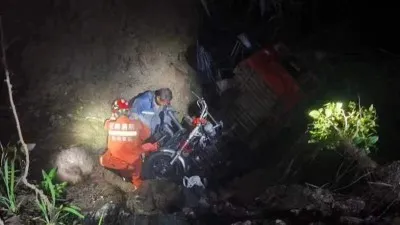 三轮摩托车深夜翻下深坑一人被困 消防紧急救援