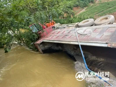 大货车侧翻河道 驾驶员被困 消防紧急救援