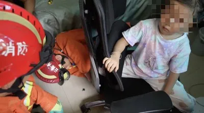 5岁萌娃脚卡电竞椅子 河口消防救急处置