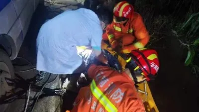 三轮摩托车深夜翻下深坑一人被困 消防紧急救援