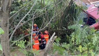 大货车侧翻河道 驾驶员被困 消防紧急救援