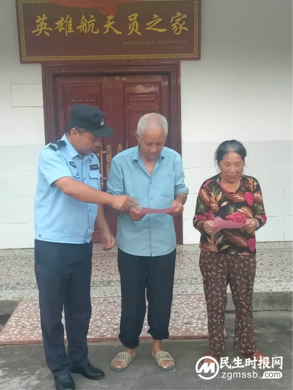 湖南湘潭:驻村辅警自制防溺水“七不”警示牌,守护“英雄航天员”家乡平安