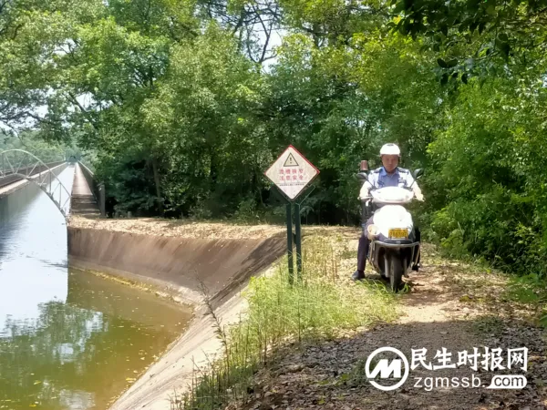 湖南湘潭:驻村辅警自制防溺水“七不”警示牌,守护“英雄航天员”家乡平安