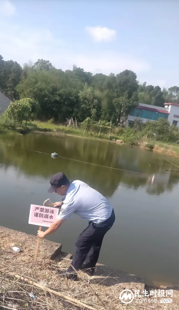 湖南湘潭:驻村辅警自制防溺水“七不”警示牌,守护“英雄航天员”家乡平安