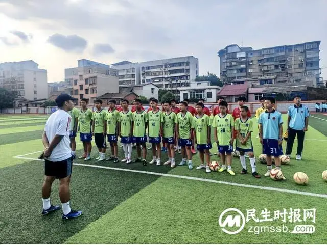 “汗”畅绿茵 “足”够精彩