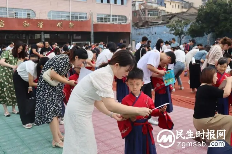 湘潭市中小学开学报到 一年级新生“花式”入学 湘潭市中小学开学报到 一年级新生“花式”入学