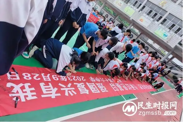 向国旗敬礼，向英烈致敬