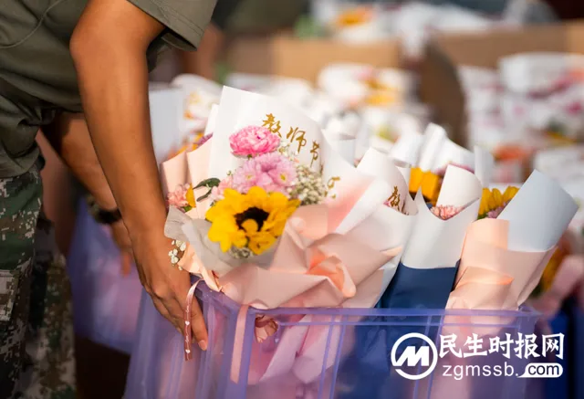 奋楫逐浪，共赴未来——湘潭凤凰中学2023年秋季开学典礼暨第39个教师节庆祝仪式
