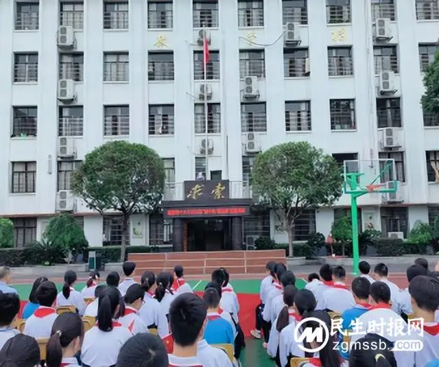 向国旗敬礼，向英烈致敬