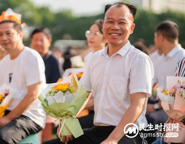 奋楫逐浪，共赴未来——湘潭凤凰中学2023年秋季开学典礼暨第39个教师节庆祝仪式