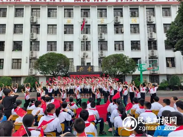 向国旗敬礼，向英烈致敬