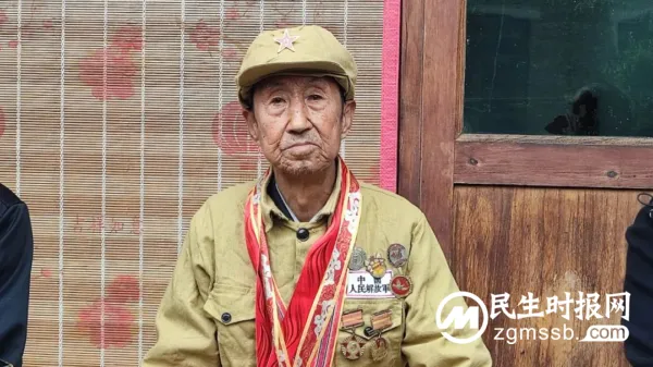中秋国庆双节临近 革命后人看望老兵