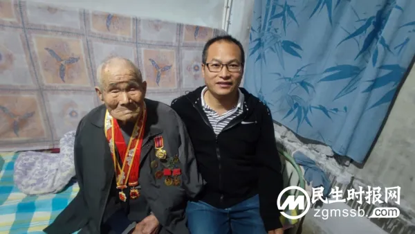 中秋国庆双节临近 革命后人看望老兵