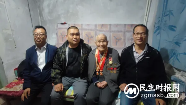 中秋国庆双节临近 革命后人看望老兵