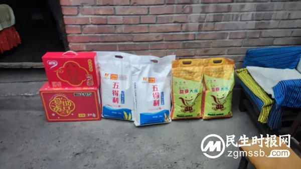 中秋国庆双节临近 革命后人看望老兵