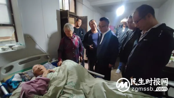 中秋国庆双节临近 革命后人看望老兵