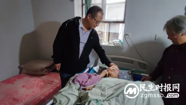 中秋国庆双节临近 革命后人看望老兵