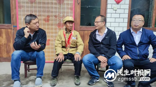 中秋国庆双节临近 革命后人看望老兵