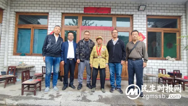 中秋国庆双节临近 革命后人看望老兵