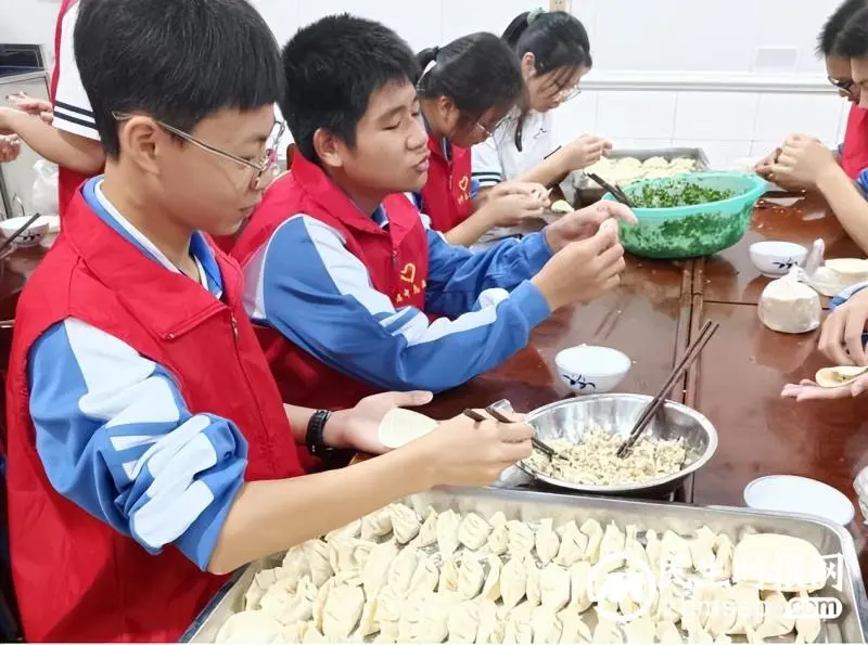 奉献绽放青春 志愿献礼祖国--湘潭市一中全体学生干部志愿活动