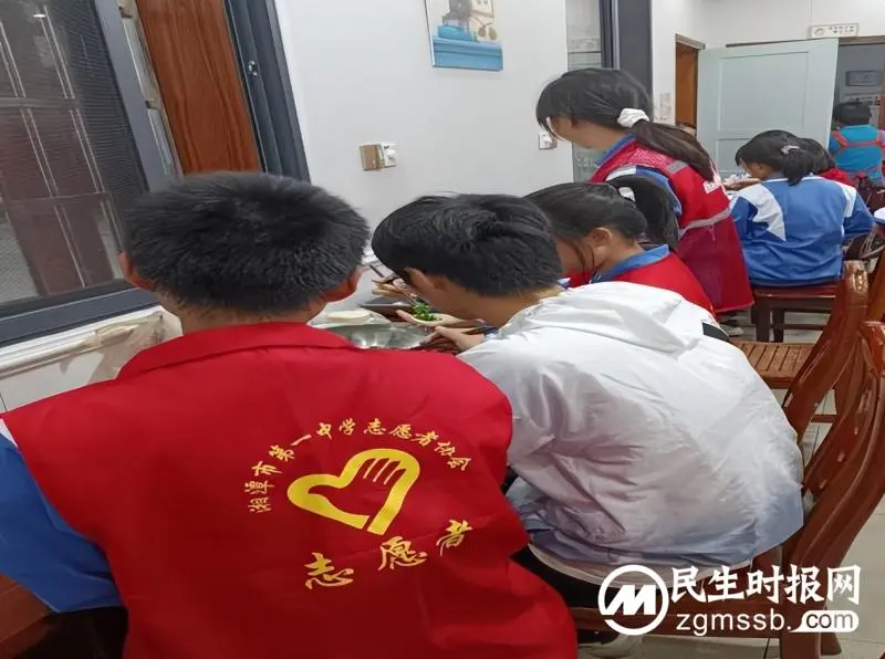 奉献绽放青春 志愿献礼祖国--湘潭市一中全体学生干部志愿活动