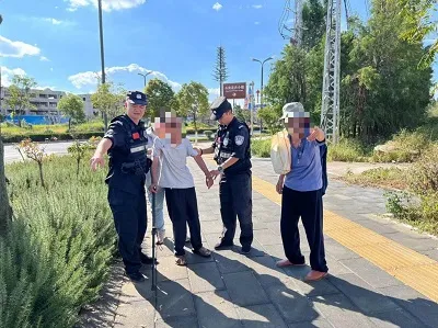 老人不慎摔倒在路边 民警暖心背老人回家
