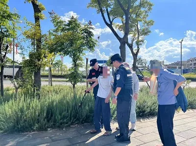 老人不慎摔倒在路边 民警暖心背老人回家