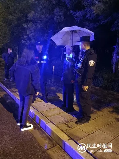 七旬老人出门逛街未归  特警冒雨多方寻找终找回
