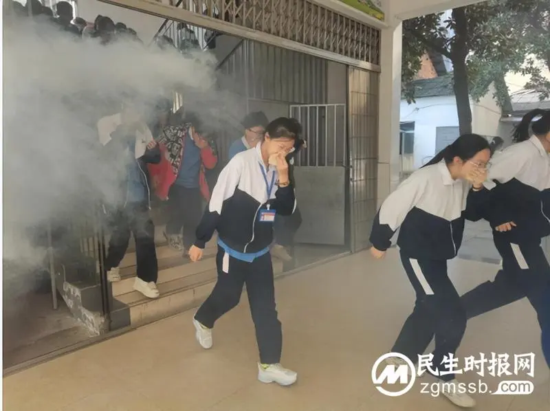 消防演练始于心,防患未“燃”始于行 ——湘潭市第十六中学开展消防疏散演练活动 消防演练始于心,防患未“燃”始于行 ——湘潭市第十六中学开展消防疏散演练活动