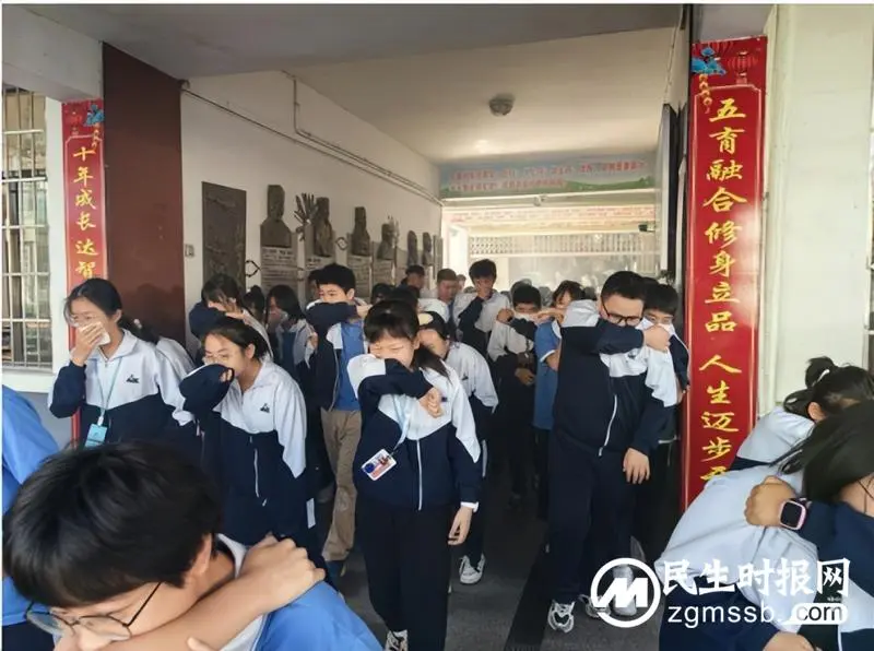 消防演练始于心,防患未“燃”始于行 ——湘潭市第十六中学开展消防疏散演练活动 消防演练始于心,防患未“燃”始于行 ——湘潭市第十六中学开展消防疏散演练活动