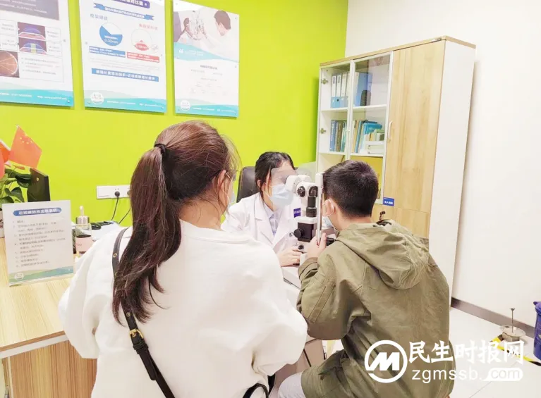 两个孩子同样戴离焦眼镜，效果差别太大？背后原因竟是...