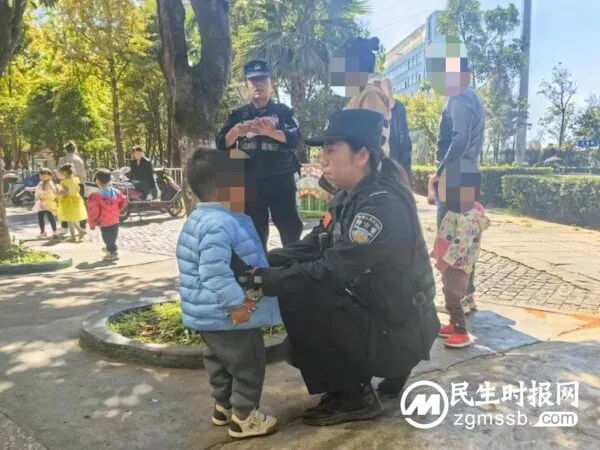 三岁萌娃走失街头  女民警化身妈妈找家人