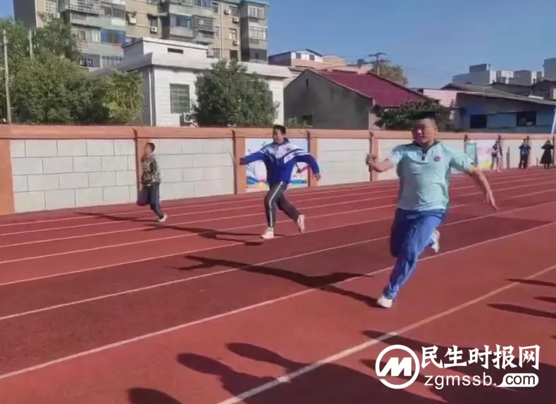湘潭市第四中学九年级举行迎面接力比赛