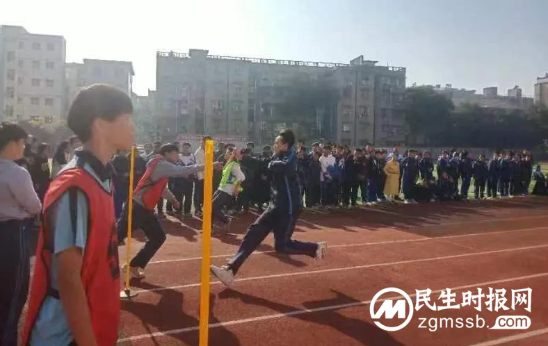 湘潭市第四中学九年级举行迎面接力比赛