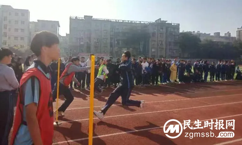 湘潭市第四中学九年级举行迎面接力比赛