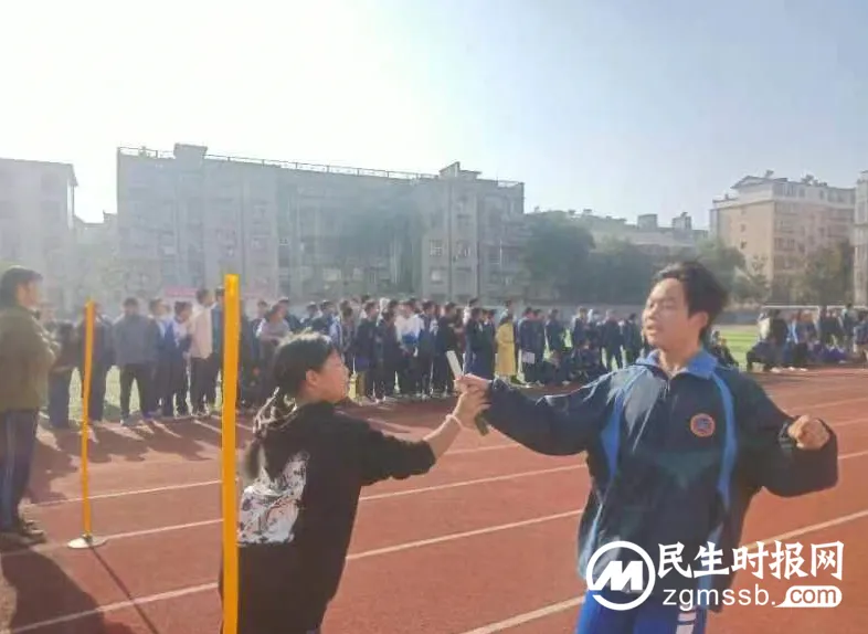 湘潭市第四中学九年级举行迎面接力比赛