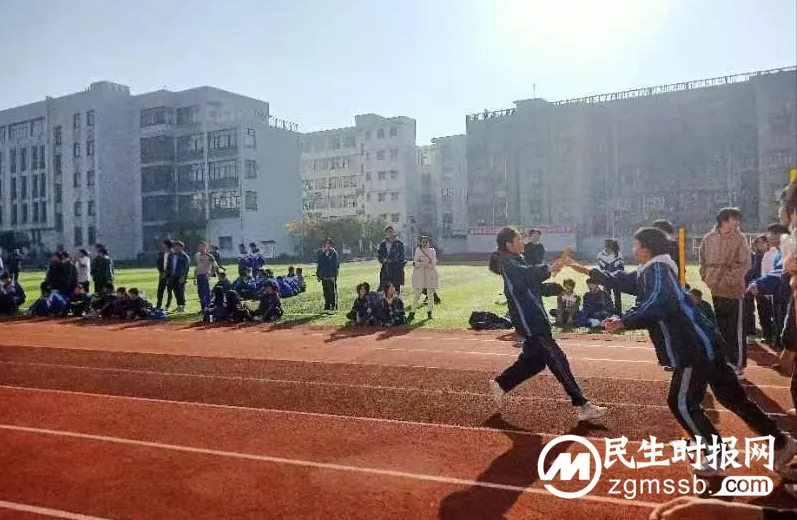 湘潭市第四中学九年级举行迎面接力比赛