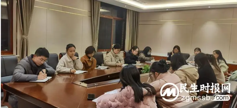 从师廉洁清如水 育人倾心似春蚕 ——记湘潭市四中十二月青年教师成长沙龙研讨活动 从师廉洁清如水 育人倾心似春蚕 ——记湘潭市四中十二月青年教师成长沙龙研讨活动
