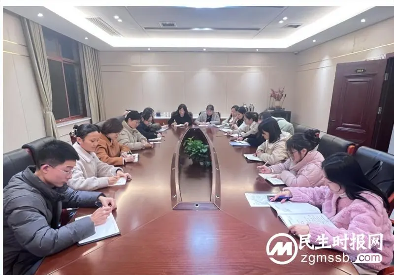 从师廉洁清如水 育人倾心似春蚕 ——记湘潭市四中十二月青年教师成长沙龙研讨活动 从师廉洁清如水 育人倾心似春蚕 ——记湘潭市四中十二月青年教师成长沙龙研讨活动