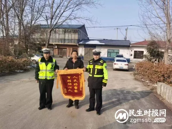 救人危急!民警开道紧急护送患病老人就医 家属送锦旗表达谢意