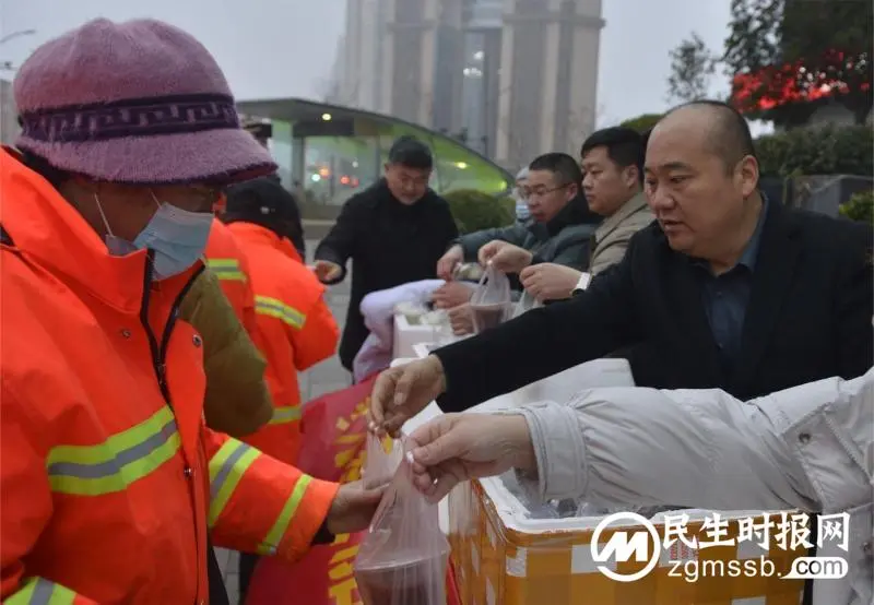 郑州市商丘商会开展--数九寒天腊八粥 浓浓情谊献街头公益活动