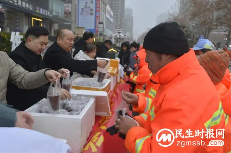 郑州市商丘商会开展--数九寒天腊八粥 浓浓情谊献街头公益活动